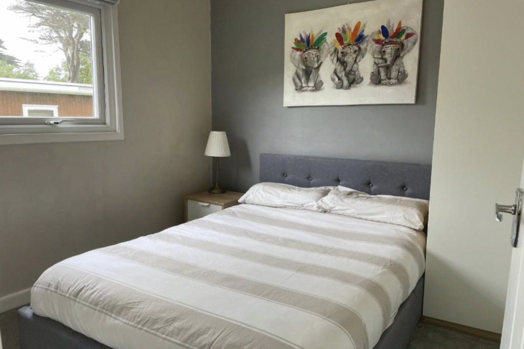 2-bed chalet Bideford Bay - main bedroom
