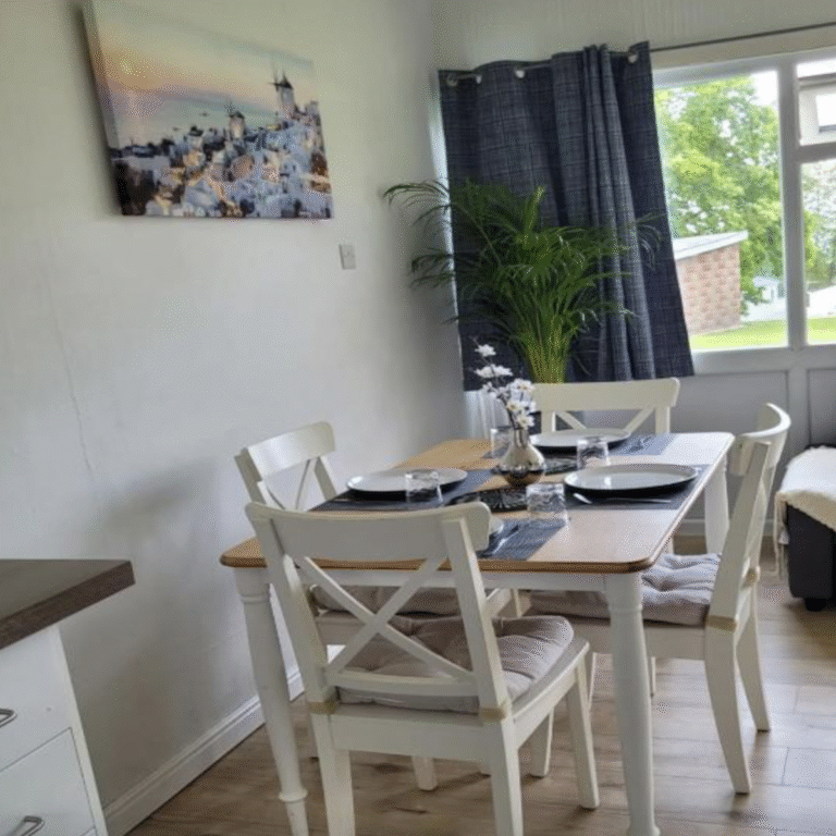 2-bed chalet Bideford Bay - Dining Table